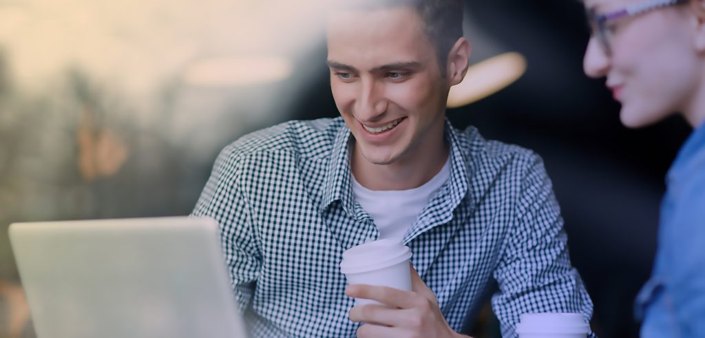 Millennials Dos Adquiriendo un Plan Ahura Álmica
